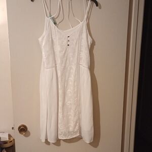 Elegant White Sleeveless Dress